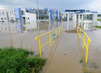 Zdvihnutá hladina rieky Žitava vo Vrábľoch zaplavila priemyselný park 