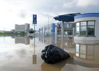 Zdvihnutá hladina rieky Žitava vo Vrábľoch zaplavila priemyselný park 
