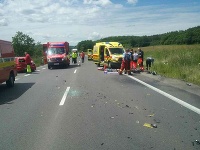 Pri zrážke osobného motorového vozidla a dvoch motocyklov zahynuli dve osoby. Pri zrážke osobného motorového vozidla a dvoch motocyklov zahynuli dve osoby.