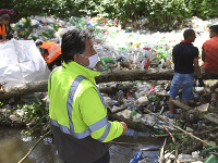 Čistenie vodného toku je súčasťou pracovných aktivít envirorezortu pri príležitosti pripomenutia si Svetového dňa životného prostredia. Čistenie vodného toku je súčasťou pracovných aktivít envirorezortu pri príležitosti pripomenutia si Svetového dňa životného prostredia.