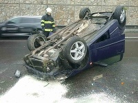 Auto pri nehode skončilo na streche