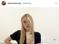Dakota Fanning sa pokojne ukáže aj bez mejkapu. 