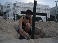 Dobrovoľníci vo štvrtok vykopali 100 hrobov na svetoznámej pláži Copacabana v brazílskom meste Rio de Janeiro ako symbolické pripomenutie tisícov Brazílčanov, ktorí zomreli na ochorenie COVID-19.