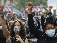 Tisíce ľudí v sobotu protestovali v centre Paríža proti údajnému rasizmu a násiliu v radoch polície.