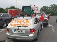 Po fitnesscentrách sa rozhodli protestne blokovať diaľnicu do Bratislavy aj jarmočníci.