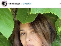 Salma Hayek zverejnila odvážnu fotku, na ktorej pózuje bez mejkapu a bez akýchkoľvek grafických úprav. 