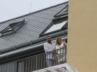 Dominika Cibulková a Michal Navara vyšli na balkón a pozdravili prítomných fotografov.
