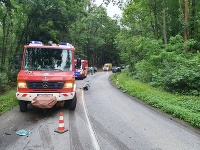 V obci Jarok sa zrazilo auto s autobusom, viezlo sa v ňom 13 ľudí