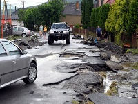 Búrka v obci Pichne v okrese Snina strhla niekoľko osobných vozidiel a poškodila ploty a dvory rodinných domov.