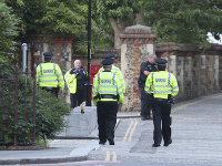 Traja ľudia prišli o život a traja utrpeli vážne zranenia pri útoku nožom, ku ktorému došlo v parku Forbury Gardens v centre juhoanglického mesta Reading.