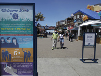 nformačná tabuľa, ktorá upozorňuje návštevníkov o povinnosti nosenia ochranného rúška, dezinfekcie rúk a dodržiavania sociálnej vzdialenosti v kalifornskom meste San Francisco.