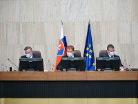 Na snímke vľavo predseda vlády SR Igor Matovič a vpravo podpredseda vlády SR a minister financií SR Eduard Heger