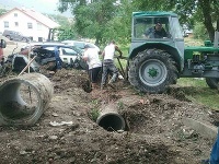 Po prívalových dažďoch v obci Pichne zasahujú hasiči s ťažkou technikou