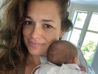 Alena Šeredová má v zaobcházaní s bábätkami zjavne prax. Alena Šeredová má v zaobcházaní s bábätkami zjavne prax.