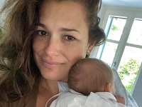 Alena Šeredová má v zaobcházaní s bábätkami zjavne prax.