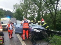 Hasiči začali po príchode s okamžitým vyslobodzovaním vozidla, v ktorom sa nachádzala jedna osoba. Hasiči začali po príchode s okamžitým vyslobodzovaním vozidla, v ktorom sa nachádzala jedna osoba.