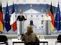 Nemecká kancelárka Angela Merkelová a francúzsky prezident Emmanuel Macron počas stretnutia na zámku Meseberg Nemecká kancelárka Angela Merkelová a francúzsky prezident Emmanuel Macron počas stretnutia na zámku Meseberg