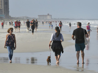 Ľudia kráčajú na pláži počas pandémie nového koronavírusu v Jacksonville Beach na Floride. Ľudia kráčajú na pláži počas pandémie nového koronavírusu v Jacksonville Beach na Floride.