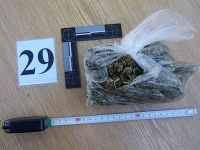 Policajti našli väčšie množstvo strelných zbraní, streliva a omamných a psychotropných látok Policajti našli väčšie množstvo strelných zbraní, streliva a omamných a psychotropných látok