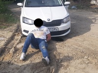 Policajti si so zadržaným Ladislavom urobili aj pamätnú fotografiu. Policajti si so zadržaným Ladislavom urobili aj pamätnú fotografiu.