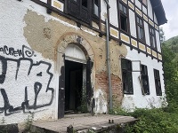 Smutný pohľad na kedysi najnavštevovanejšie kúpele na Slovensku.