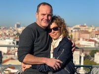 Jennifer Grey a Clark Gregg sa rozvádzajú. Jennifer Grey a Clark Gregg sa rozvádzajú.
