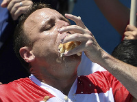 Súťažiaci Joey Chestnut zvíťazil v mužskej kategórii počas tradičnej súťaže v jedení hotdogov