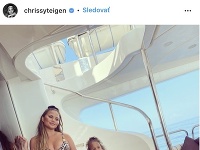 Chrissy Teigen a jej dcérka majú plavky z rovnakej látky.