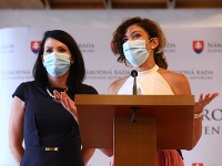Jana Cigániková a Lucia Ďuriš Nicholsonová. Jana Cigániková a Lucia Ďuriš Nicholsonová.