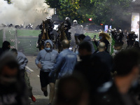 Polícia rozohnala demonštrantov, ktorí vtrhli do budovy parlamentu