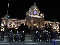 Polícia rozohnala demonštrantov, ktorí vtrhli do budovy parlamentu Polícia rozohnala demonštrantov, ktorí vtrhli do budovy parlamentu