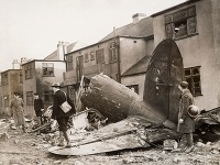 Trosky nemeckého bombardéra Heinkel He-111, ktorý bol zostrelený v bitke o Britániu Trosky nemeckého bombardéra Heinkel He-111, ktorý bol zostrelený v bitke o Britániu