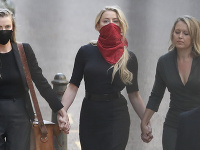 Amber Heard (v strede) a jej príchod na súdne pojednávanie. 