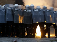 V uliciach srbských miest prepukli násilné protesty proti vláde a prezidentovi.  