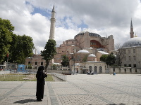 Žena si fotí múzeum, bývalú byzantskú baziliku Hagia Sofia
