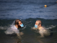 V Izraeli dokonca nosia niektorí muži rúška aj pri kúpaní v Stredozemnom mori. 