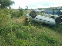 Hasiči z Trebišova momentálne zasahujú pri dopravnej nehode jedného vozidla, ktorá sa stala v katastri obce Veľaty.