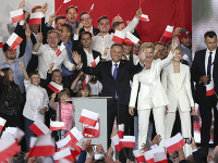 Úradujúci poľský prezident a prezidentský kandidát Andrzej Duda a jeho manželka Agata zdravia svojich podporovateľov po druhom kole prezidentských volieb v poľskom meste Pultusk v nedeľu 12. júla 2020.