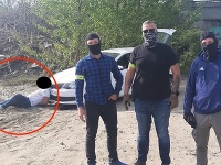 Policajti si so zadržaným Ladislavom urobili aj pamätnú fotografiu. Policajti si so zadržaným Ladislavom urobili aj pamätnú fotografiu.