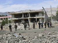 Najmenej 11 mŕtvych a 63 zranených si v pondelok vyžiadal útok militantného hnutia Taliban na sídlo tajnej služby na severe Afganistanu. Najmenej 11 mŕtvych a 63 zranených si v pondelok vyžiadal útok militantného hnutia Taliban na sídlo tajnej služby na severe Afganistanu.