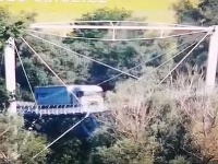 Z Rakúska sa cez Cyklomost slobody pokúšal prejsť kamión Z Rakúska sa cez Cyklomost slobody pokúšal prejsť kamión