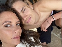 Romeo Beckham so svojou slávnou mamou Victoriou.
