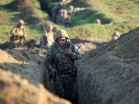 Na snímke zo 14. júla 2020 arménski vojaci v azerbajdžanskom regióne Tovuš. Najmenej štyria azerbajdžanskí vojaci prišli o život počas dvoch dní bojov zahŕňajúcich tanky a delostrelectvo na hraniciach Azerbajdžanu s Arménskom. Na snímke zo 14. júla 2020 arménski vojaci v azerbajdžanskom regióne Tovuš. Najmenej štyria azerbajdžanskí vojaci prišli o život počas dvoch dní bojov zahŕňajúcich tanky a delostrelectvo na hraniciach Azerbajdžanu s Arménskom.