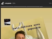Robo Jakab zverejnil na Instagrame fotky z nemocničného lôžka. Nezabudol na vtipné popisy.