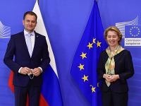 Predsedníčka Európskej komisie Ursula Von der Leyenová (vpravo) víta slovenského premiéra Igora Matoviča pred ich stretnutím v sídle Európskej rady v Bruseli