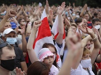 Obyvatelia Minsku prišli vyjadriť podporu prezidentskej kandidátke Cichanovskej.