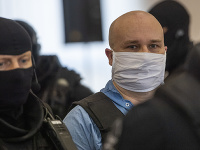 Zoltán Andruskó prišiel na pojednávanie prvýkrát bez kukly. Zoltán Andruskó prišiel na pojednávanie prvýkrát bez kukly.