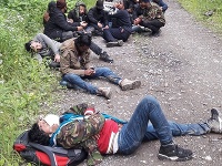 Hraničiari z Uble a Topole zadržali v piatok (17. 7.) popoludní v lesnom poraste v katastrálnom území obce Kalná Roztoka v okrese Snina 16 cudzincov Hraničiari z Uble a Topole zadržali v piatok (17. 7.) popoludní v lesnom poraste v katastrálnom území obce Kalná Roztoka v okrese Snina 16 cudzincov