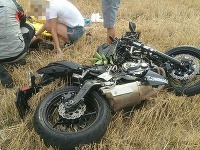 Pri nehode motocykla a nákladného vozidla sa zranili dvaja pasažieri