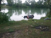 Hasiči z Nového Mesta nad Váhom a Trenčína vyťahovali auto z jazera